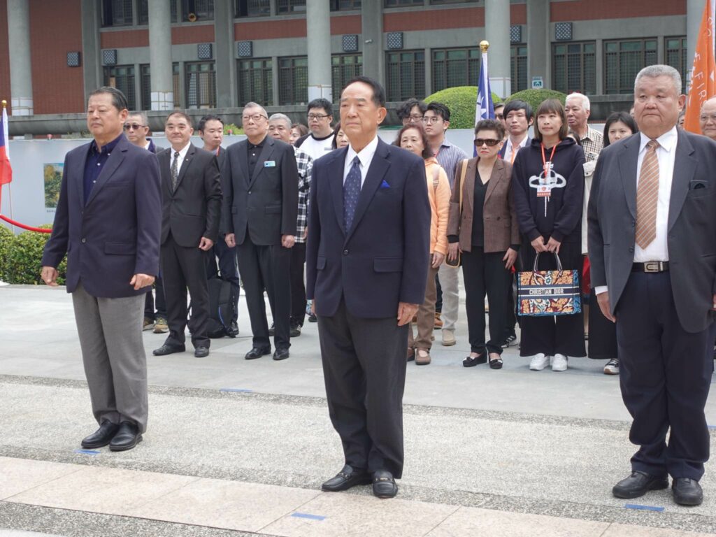 宋楚瑜率領黨工同仁、親民家族成員，及親民黨青年軍伙伴向國父銅像鞠躬致敬。